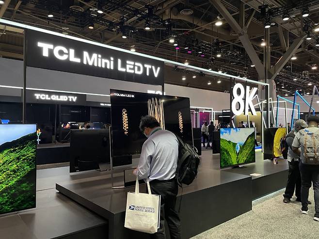 현지시간 5일에서 7일까지 미국 라스베이거스 LVCC에서 열린 CES 2022의 TCL 부스 내 미니LED TV 신제품