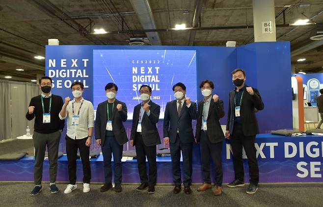 전자신문과 서울디지털재단은 CES2022가 열린 라스베가스 유레카파크에서 CES 2022 유레카 서울 포럼을 공동개최했다. 왼쪽부터 이경일 솔트룩스 대표, 인연수 지이모션 이사, 김익재 KIST 소장, 강요식 서울디지털재단 이사장, 천세창 산업무 산업융합촉진 옴부즈만, 황병구 티랩스 대표, 이종명 스키아 대표.