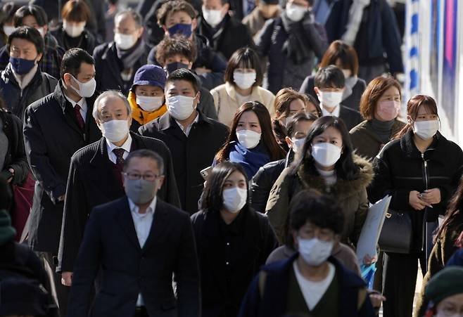 일본에서 코로나19 감염자가 일주일 사이 16배가 폭증하는 등 걷잡을 수 없이 확산되고 있다. 시민들이 도쿄 거리를 걷고 있다. 도쿄/EPA 연합뉴스