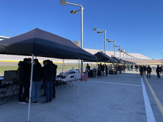 지난 7일(현지시각) 미국 라스베이거스 모터스피드웨이에서 열린 ‘자율주행 자동차 경주 대회’에서 각 팀이 막바지 점검을 하고 있다.