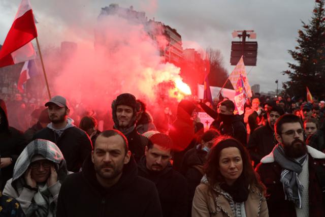 프랑스 파리에서 8일 신종 코로나바이러스 감염증(코로나19) '백신패스' 도입에 반대하는 시민들이 시위를 벌이고 있다. 파리=AP 연합뉴스