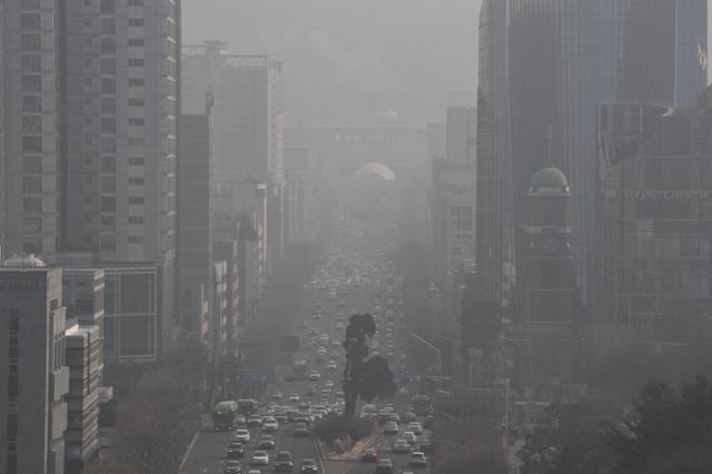 서울을 비롯한 수도권에 고농도 미세먼지 비상저감조치가 시행된 9일 서울 서초역 사거리 일대가 뿌옇게 보이고 있다. 서재훈 기자