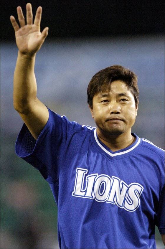 2007년 개인통산 2000안타를 기록한 뒤 손을 흔들고 있는 양준혁. 양준혁은 프로야구 역사에서 빼놓고 얘기할 수 없는 레전드 중 한 명이다. 삼성 제공