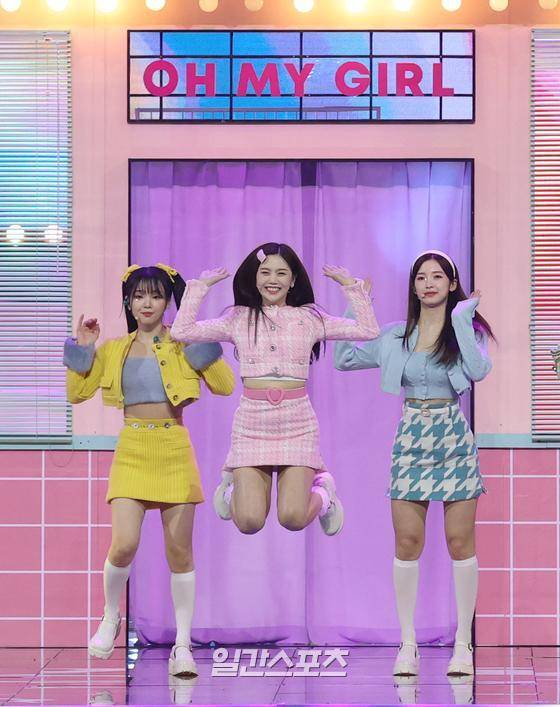 그룹 오마이걸이 8일 오후 서울 구로구 고척스카이돔에서 언택트로 열린 ‘36회 골든디스크 어워즈' 디지털 음원 부문에서 본상을 수상 후 축하공연을 펼치고 있다. ‘36회 골든디스크어워즈' 는 JTBC, JTBC2, JTBC4에서 방송되며 seezn 앱과 PC 웹 페이지에서 온라인 국내 독점 중계된다. 특별취재반 park.sewan@joongang.co.kr / 2022.01.08/