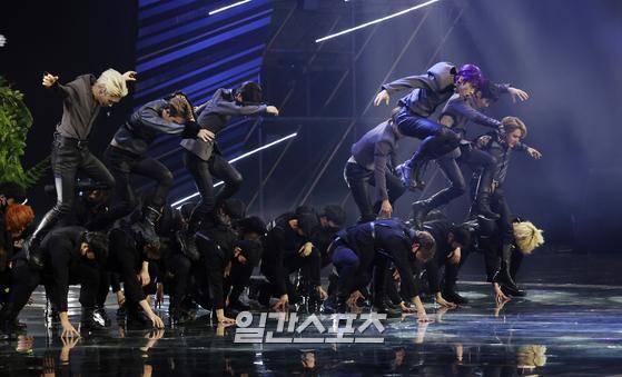 가수 스트레이 키즈가 8일 오후 서울 구로구 고척스카이돔에서 언택트로 열린 ‘36회 골든디스크 어워즈' 음반 부문 본상 수상 후 축하공연을 펼치고 있다. ‘36회 골든디스크어워즈' 는 JTBC, JTBC2, JTBC4에서 방송되며 seezn 앱과 PC 웹 페이지에서 온라인 국내 독점 중계된다. 특별취재반 park.sewan@joongang.co.kr/ 2022.01.08/
