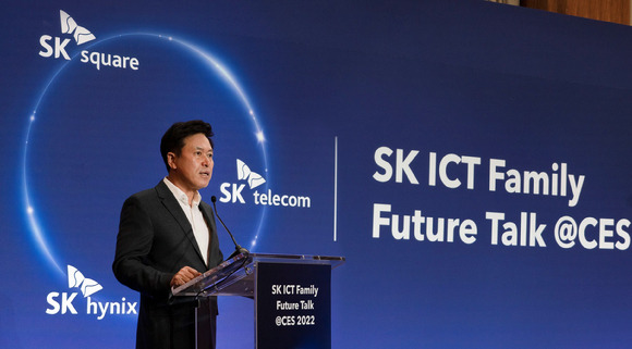 박정호 SK스퀘어·SK하이닉스 부회장이 CES 2022가 열린 미국 라스베이거스에서 기자 간담회를 갖고 'SK ICT 연합'의 비전을 발표하고 있다. [사진=SK스퀘어]