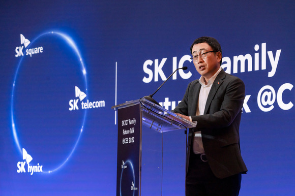 유영상 SK텔레콤 사장이 CES 2022가 열린 미국 라스베이거스에서 기자 간담회를 갖고 'SK ICT 연합'의 비전을 발표하고 있다. [사진=SK스퀘어]