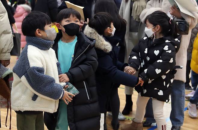 2022학년도 신입생 예비소집일인 5일 오후 서울 노원구의 한 초등학교에서 예비 초등학생들이 대화를 나누고 있다. 뉴스1