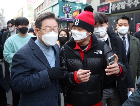 이재명 더불어민주당 대선후보가 9일 오후 서울 마포구 홍대거리에서 시민들을 만나 기념촬영을 하고 있다. 뉴시스
