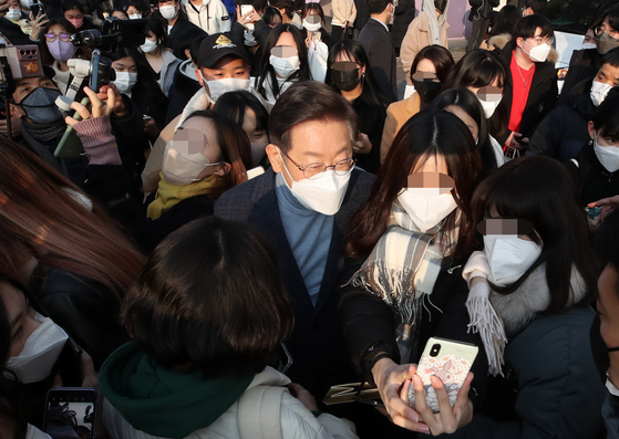 이재명 더불어민주당 대선후보가 9일 오후 서울 마포구 홍대거리에서 시민들을 만나 기념촬영을 하고 있다. [국회사진기자단]