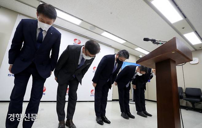 정승일 한국전력공사 사장(왼쪽에서 세번째)을 비롯한 임원진이 9일 서울 서초구 한전 아트센터에서 기자회견을 열고 ‘한국전력 하청업체 노동자 감전 사망사고’에 대해 사과하고 있다.사진공동취재단