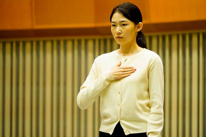 영화 <드라이브 마이 카>의 한 장면. 박유림은 수어로 대사를 하는 언어장애인 배우 유나 역을 맡았다.  | 트리플픽쳐스 제공