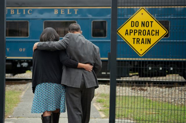 백인 전용 열차에 탔다 유죄를 선고받은 뒤 126년 만에 사면된 호머 플레시의 후손인 키스 플레시와 아내 마리에타가 지난 5일 미국 뉴올리언스 창조예술센터에서 기차를 향해 걸어가고 있다. 로이터 연합뉴스