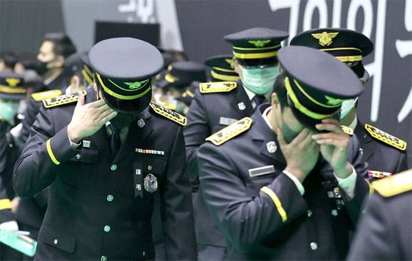 지난 8일 경기 평택시 이충문화체육센터에서 엄수된 순직 소방관 3명에 대한 합동영결식에 참석한 동료 소방관들이 눈물을 훔치면서 애도하고 있다.  [사진 출처 = 연합뉴스]