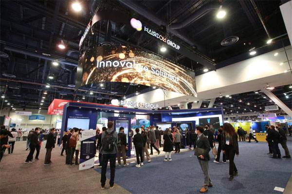 지난 주말 미국에서 막을 내린 세계 최대 정보기술(IT)·가전전시회인 `CES 2022` 라스베이거스 컨벤션센터 노스홀에 마련된 한글과컴퓨터 전시관에 참석자들이 몰리면서 높은 관심을 보이고 있다. 한글과컴퓨터는 이번 CES 2022에서 메타버스  대체불가토큰(NFT) 항공우주 등의 분야를 전시했다.  [사진 제공 = 한글과컴퓨터]