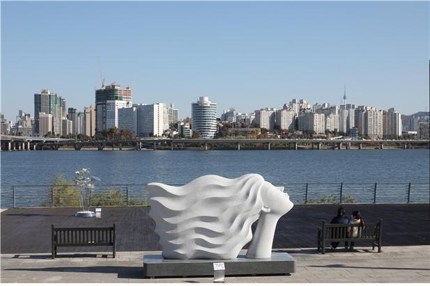[서울=뉴시스] 서울시는 케이스컬쳐(K-Sculpture) 조직위원회와 함께 올해부터 2024년까지 서울시내 전체 11개 한강공원에서 조각품 순환 전시를 개최한다고 9일 밝혔다. 사진은 지난해 10월부터 진행되고 있는 한강 '흥' 프로젝트 관련 사진. (사진=서울시 제공) 2021.01.09. photo@newsis.com *재판매 및 DB 금지