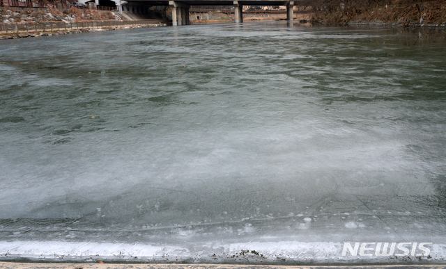 [전주=뉴시스] 김얼 기자 = 연일 영하권의 쌀쌀한 날씨가 이어지고 있는 22일 전북 전주시 전주천 상류가 꽁꽁 얼어붙어 있다. 2020.12.22. pmkeul@newsis.com. 본 사진은 기사와 관련 없음.