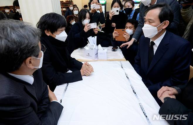 [광주=뉴시스] 김혜인 기자 = 우상호 더불어민주당 의원이 9일 광주 동구 조선대병원장례식장 내 이한열 열사의 모친 고(故) 배은심 여사의 빈소에서 영화 '1987'에서 이한열 역으로 출연한 배우 강동원을 맞아 이야기하고 있다. 우 의원은 1987년 6월 항쟁 당시 연세대학교 총학생회장으로서 '민주국민장' 집행위원장을 맡은 것을 계기로 고 배 여사의 의붓 아들을 자처했다. 2022.01.09. hyein0342@newsis.com