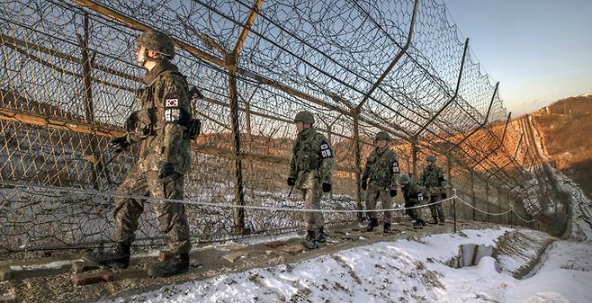 중서부전선 비무장지대에서 육군 5사단 장병이 한파 속에서도 철책 경계시설물을 점검하고 있다. 세계일보 자료사진