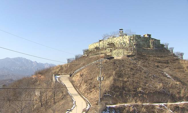 강원도 고성군 비무장지대에 있는 보존 GP 전경. 9.19 군사합의에 따라 병력이 철수하고 감시장비를 보강했다. 연합뉴스