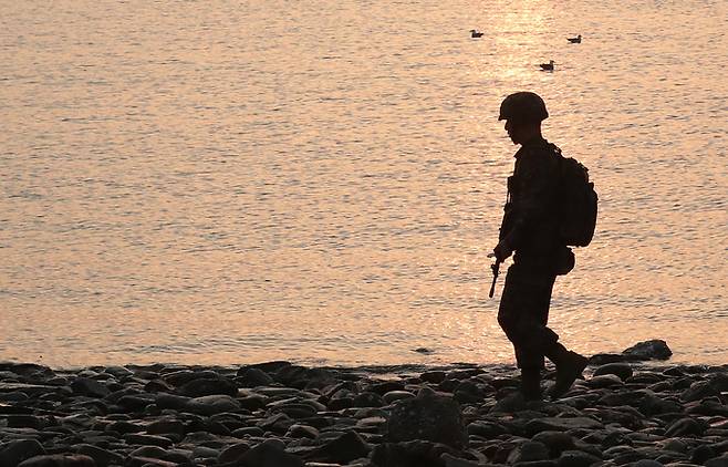 인천 옹진군 대연평도에서 한 해병대 장병이 해안을 살피고 있다. 세계일보 자료사진