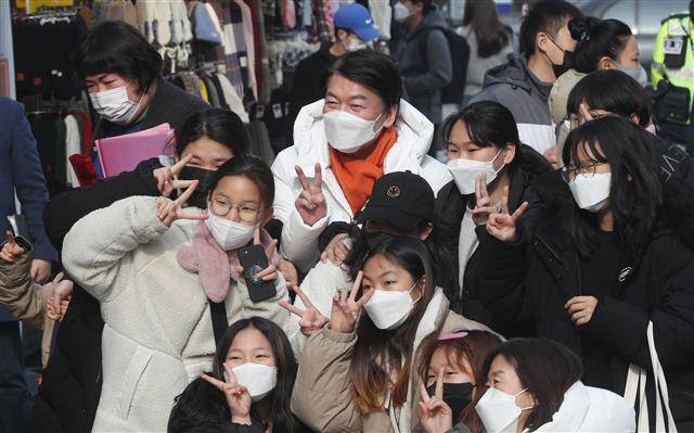중원 공략한 安 - 안철수 국민의당 대선후보가 9일 충북 청주시 성안길에서 열린 ‘국민 곁으로 안철수의 토크박스’ 일정 중 만난 청소년들과 사진을 찍고 있다.청주 뉴스1