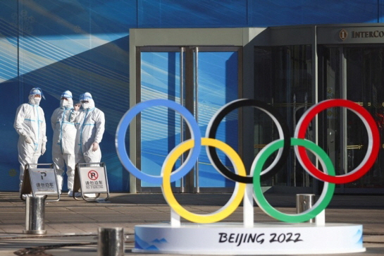 중국 베이징 올림픽경기장에 대기하고 있는 방역요원들. /로이터연합뉴스