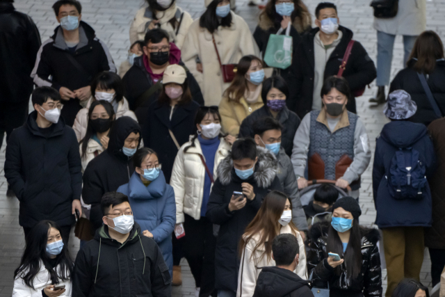 지난 8일 마스크를 착용한 중국 베이징 시민들이 거리를 걷고 있다. /AP연합뉴스
