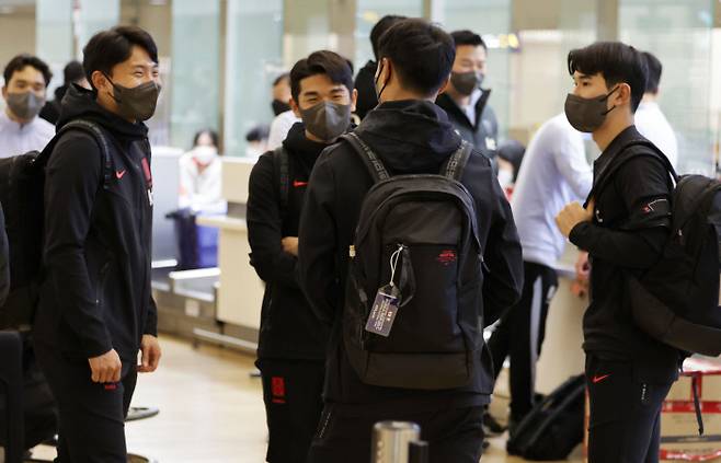 한국 축구대표팀 선수들이 지난 8일 인천국제공항에서 출국을 앞두고 이야기를 나누고 있다.  인천공항 | 연합뉴스