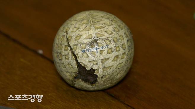 캐나다 스미스폴스에서 발견된 100년 전 골프볼. 브룩 헨더슨의 조부 소유이던 주택에서 나온 것이라 더 화제가 되고 있다. ㅣ오타와 CTV 홈페이지