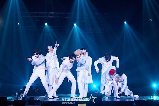 그룹 에이티즈(ATEEZ)가 9일 오후 서울 송파구 올림픽공원 올림픽홀에서 진행된 2022 에이티즈 월드투어 'THE FELLOWSHIP : BEGINNING OF THE END' 서울 공연에서 멋진 무대를 선보이고 있다.   에이티즈는 서울 공연을 시작으로, 미국 시카고, 애틀랜타, 뉴욕, 달라스, 로스앤젤레스와 유럽 암스테르담, 런던, 파리, 베를린, 바르샤바, 마드리드까지 총 12개 도시에서 투어를 이어간다. /사진제공=KQ엔터테인먼트 2022.01.09 /사진=이동훈 기자 photoguy@