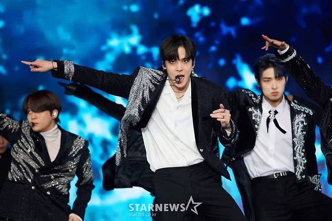 그룹 에이티즈(ATEEZ) 윤호가 9일 오후 서울 송파구 올림픽공원 올림픽홀에서 진행된 2022 에이티즈 월드투어 'THE FELLOWSHIP : BEGINNING OF THE END' 서울 공연에서 멋진 무대를 선보이고 있다.   에이티즈는 서울 공연을 시작으로, 미국 시카고, 애틀랜타, 뉴욕, 달라스, 로스앤젤레스와 유럽 암스테르담, 런던, 파리, 베를린, 바르샤바, 마드리드까지 총 12개 도시에서 투어를 이어간다. /사진제공= KQ엔터테인먼트 2022.01.09 /사진=이동훈 기자 photoguy@