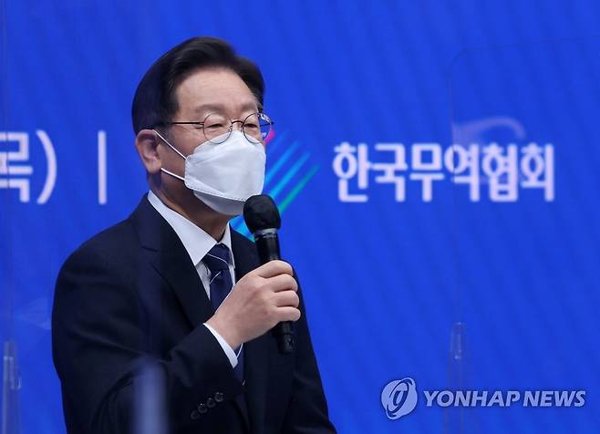 'CES2022 라이브' 혁신기업 정책간담회에서 인사말하는 이재명 후보 (서울=연합뉴스) 더불어민주당 이재명 대선 후보가 6일 오전 서울 강남구 코엑스 스튜디오159에서 열린 한국무역협회 초청 'CES2022 라이브' 혁신기업 정책간담회에서 인사말을 하고 있다. 2022.1.6 [국회사진기자단] toadboy@yna.co.kr