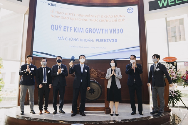 지난 7일 베트남 호찌민거래소에서 열린 'KIM VN30 ETF' 상장식에서 윤항진(가운데) 한국투자신탁운용 베트남법인장과 관계자들이 기념 촬영을 하고 있다./사진=한국투자신탁운용 제공