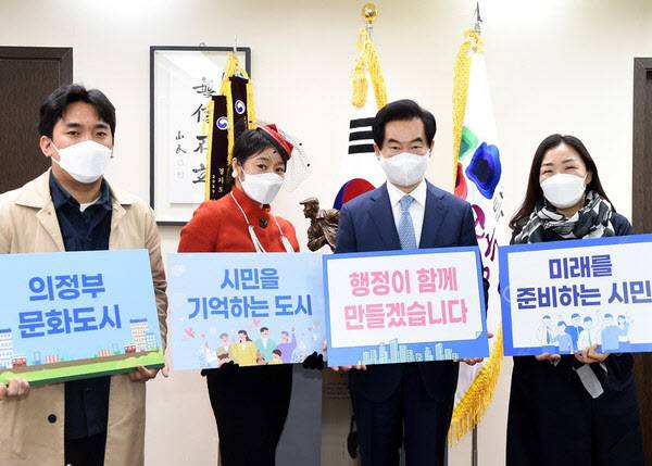안병용 시장(오른쪽 두번째)이 시민들과 ‘행정이 공부하는 문화도시’ 릴레이 캠페인을 펼치고 있다.(사진=의정부시 제공)