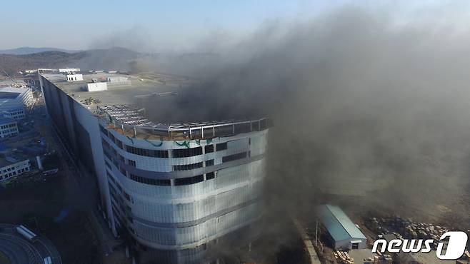 6일 오전 경기도 평택시의 한 물류센터 신축현장 화재 진압에 나선 소방관 3명이 실종돼 소방당국이 수색 작업을 벌이고 있다.© News1 김영운 기자