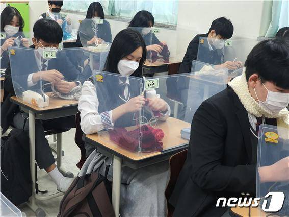 경기 수원시 망포중 졸업생들이 부모님께 졸업기념으로 선물할 목도리를 뜨고 있다. 학교는 뜨개실과 뜨개바늘을 구입해 3학년 전교생 319명에게 나눠주고, 하루에 한 시간씩 뜨개질 시간을 마련했다.(망포중 제공)/© 뉴스1
