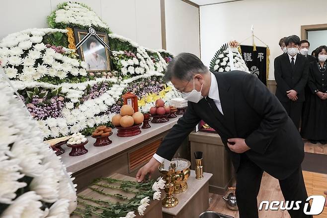 문재인 대통령이 9일 오후 광주 동구 조선대학교병원장례식장에 마련된 고(故) 이한열 열사의 어머니 배은심 여사의 빈소를 찾아 헌화하고 있다.(청와대 제공)2022.1.9/뉴스1