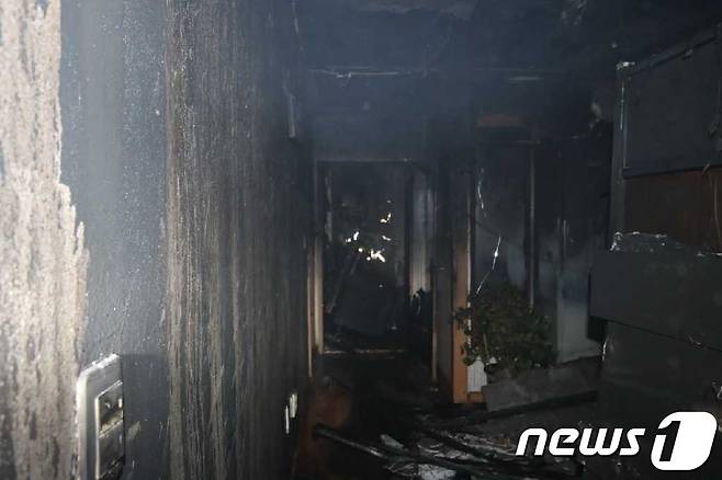 10일 오전 2시 2분쯤 강원 원주시 우산동의 한 상가에서 불이 나 소방 추산 3000만원의 재산피해를 냈다. (원주소방서 제공) 2022.1.10. © NEWS1