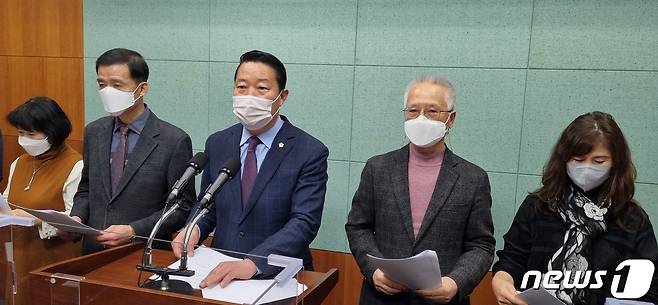10일 최영일 전북도의회 부의장이 전북도의회 브리핑룸에서 순창군수 출마를 공식 선언하고 있다.(왼쪽 세번째)2022.1.10/뉴스1