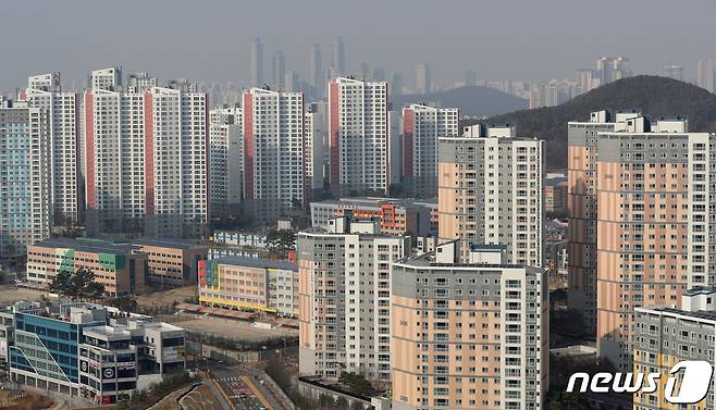 정부의 강력한 대출 규제 등으로 매수심리가 꺾이면서 최근 수도권 곳곳서 아파트값이 떨어진 지역이 나오고 있는 가운데 경기 화성시 동탄신도시의 아파트 매매 가격이 하락세를 보이고 있다. 사진은 20일 경기도 화성시 동탄신도시의 모습. 2021.12.20/뉴스1 © News1 김영운 기자