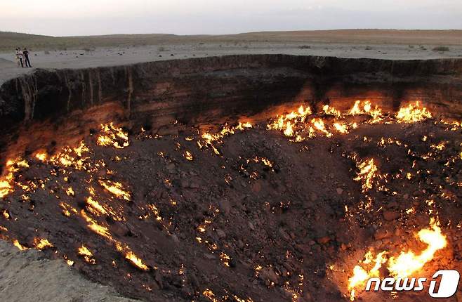 투르크메니스탄을 대표하는 관광명소인 '지옥의 문'이 불타는 모습. © AFP=뉴스1