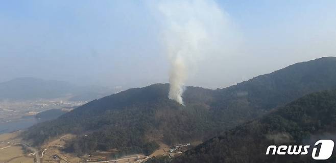 10일 오후 1시50분께 경남 밀양시의 한 야산에서 불이 나 연기가 피어오르고 있다.(산림청 제공) © 뉴스1
