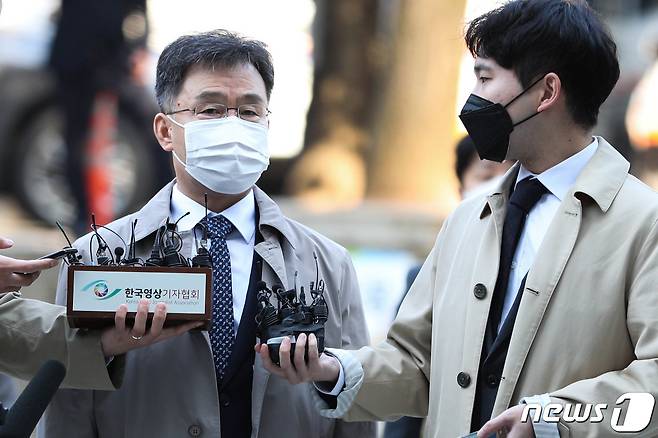 대장동 개발 로비 특혜 의혹의 핵심 인물인 화펀대유자산관리 대주주 김만배 씨가 구속 전 피의자 심문을 받기 위해 3일 오전 서울 서초구 서울중앙지법으로 출석하고 있다.  2021.11.3/뉴스1 © News1 성동훈 기자
