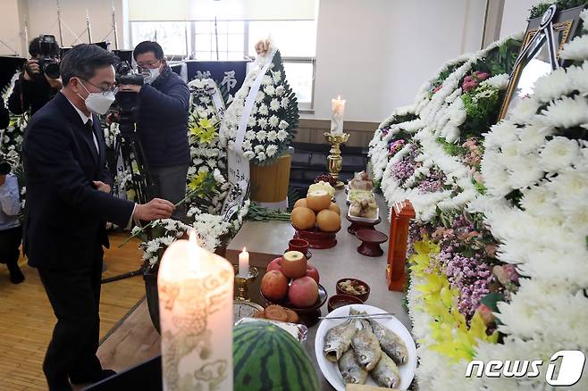 김동연 새로운물결 대선 후보가 10일 오후 광주 조선대학교병원 장례식장에 마련된 이한열 열사 어머니 배은심 여사 빈소에서 조문하고 있다. 2022.1.10/뉴스1 © News1 황희규 기자