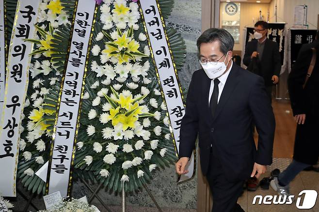 김동연 새로운물결 대선 후보가 10일 오후 광주 조선대학교병원 장례식장에 마련된 이 열사 어머니 배은심 여사 빈소에서 조문을 마친 뒤 장례식장을 나서고 있다. 2022.1.10/뉴스1 © News1 황희규 기자
