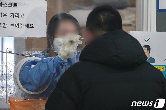 신종 코로나바이러스 감염증(코로나19) 신규 확진자가 3376명 발생한 9일 오전 서울 중구 서울역광장에 마련된 선별진료소를 찾은 시민들이 검체검사를 받고 있다. 이날 위중증 환자 수는 821명으로, 나흘째 800명대를 기록했다. 2022.1.9/뉴스1 © News1 성동훈 기자