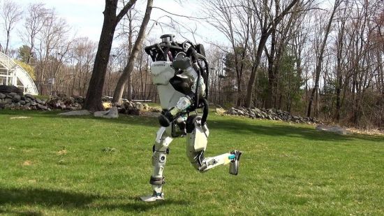 미 로봇 기업 보스턴 다이내믹스가 개발한 사람처럼 뛸 수 있는 휴머노이드 '아틀라스' / 사진=보스턴 다이내믹스 유튜브 캡처