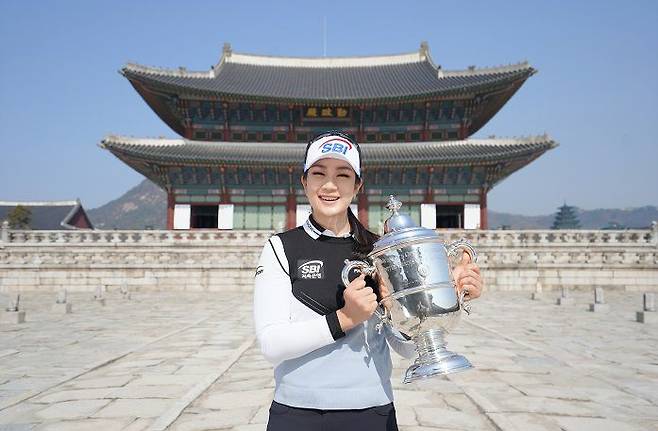 2020년 US여자오픈을 제패한 김아림이 서울 경복궁에서 US여자오픈 우승 트로피 투어를 하고 있는 모습. 김아림은 경복궁 근정전과 경회루, 광화문 앞과 남산 타워에서 우승 트로피를 들고 사진을 찍었다. 한국에서 US여자오픈 우승 트로피 투어가 열린 것은 2019년 우승자 이정은에 이어 두 번째다. /USGA
