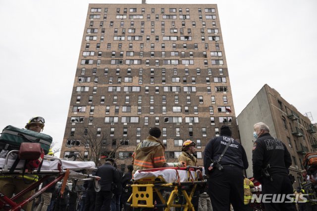 화재 진압과 구조작업 중에 유리창이 파손된 뉴욕 브롱크스의 아파트. 뉴시스